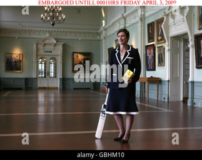 Die Engländerin Claire Taylor wird die erste Cricketerin für Frauen, die während eines Fotoanrufs im Long Room am Lord's Cricket Ground, London, als einer von Wisdens fünf Cricketern des Jahres ausgezeichnet wurde. Stockfoto