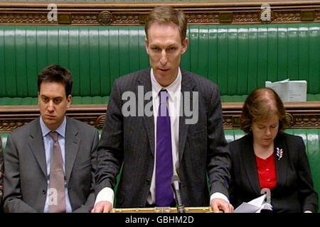 Der schottische Sekretär Jim Murphy gibt eine Erklärung zum Nordseehubschrauber-Absturz im Unterhaus im Zentrum von London ab. Stockfoto