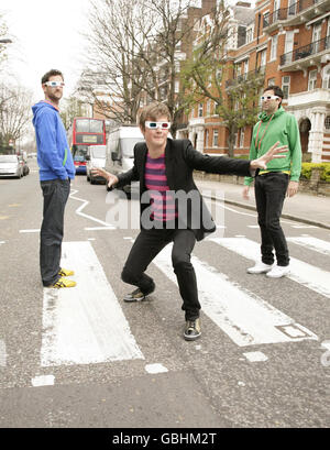 Keane (von links nach rechts) Richard Hughes, Tom Chaplin und Tim Rise-Oxley während einer Fotoausstellung in den Abbey Road Studios, St. Johns Wood, London, vor ihrem 3D-Webcast, der am Donnerstag, den 2. April 2009, um 2000 Uhr auf der Website der Band übertragen werden soll. Stockfoto