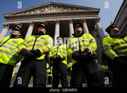 Die Polizei bewacht den Eingang zum Gebäude der Royal Exchange als Reaktion auf die Androhung weiterer Proteste während des G20-Gipfels. Stockfoto