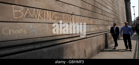 Graffiti auf der Seite der Bank of England von den gestrigen Protesten als Reaktion auf den G20-Gipfel in London. Stockfoto