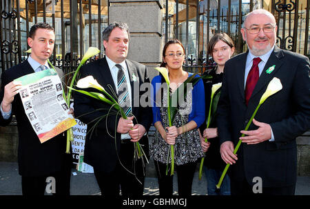 Von links nach rechts. Shaun Tracey, Aengus O'Snodaigh TD, Oonagh O'Reilly, Aine Downes und Caoimhin O'Caolain TD, die Lilien hielten und die 1916 erfolgte Proklamation als Sinn Fein ihr Veranstaltungsprogramm zum 93. Jahrestag des Aufstands 1916 vor dem Leinster House in Dublin aufrief. Stockfoto