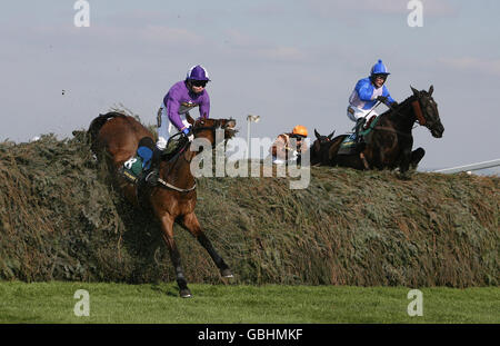 De Luain Gorm fällt und verliert während John Smiths Fox Hunters' Chase am ersten Tag des John Smith's Grand National Meetings auf der Aintree Racecourse den Jockey Mr. G. Gallagher. Stockfoto