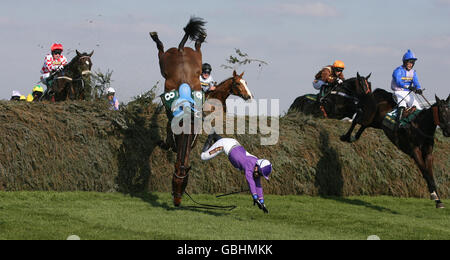 De Luain Gorm fällt und verliert während John Smiths Fox Hunters' Chase am ersten Tag des John Smith's Grand National Meetings auf der Aintree Racecourse den Jockey Mr. G. Gallagher. Stockfoto