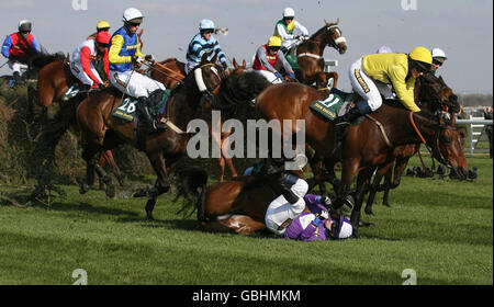 De Luain Gorm fällt und verliert während John Smiths Fox Hunters' Chase am ersten Tag des John Smith's Grand National Meetings auf der Aintree Racecourse den Jockey Mr. G. Gallagher. Stockfoto