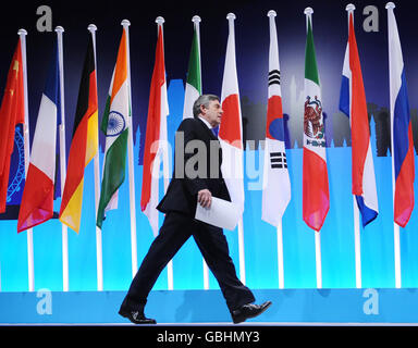 Premierminister Gordon Brown verlässt die Bühne, nachdem er heute am Ende des G20-Gipfels in London eine Pressekonferenz abgehalten hat. Stockfoto