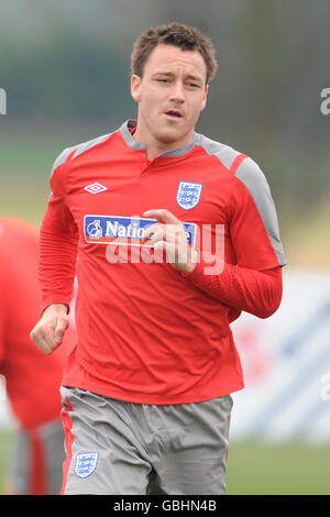 Fußball - FIFA Fußball-Weltmeisterschaft 2010 - Qualifikationsrunde - Gruppe sechs - England gegen Ukraine - England Training - London Colney. Der englische John Terry während des Trainings Stockfoto