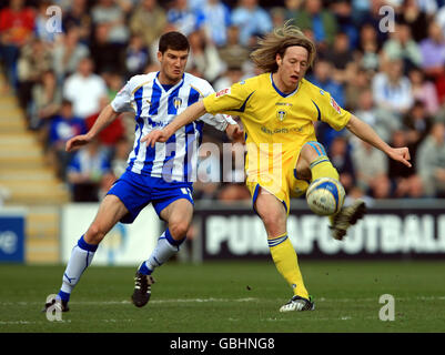 Colchester United's Pat Baldwin (links) und Leeds United's Luciano Becchio (rechts) kämpfen um den Ball während des Coca-Cola League One Spiels im Weston Homes Community Stadium, Colchester. Stockfoto