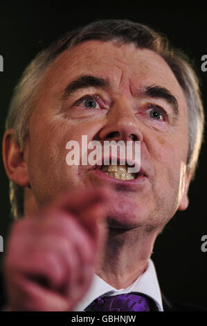 Ieuan Wyn Jones, Anführer von Plaid Cymru, spricht auf der Konferenz von Plaid Cymru in Cardiff, Wales. Stockfoto