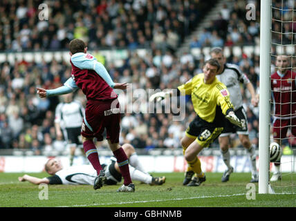 Chris McCann von Burnley erzielt beim Coca-Cola Championship-Spiel im Pride Park, Derby, das Eröffnungstreffer des Spiels. Stockfoto