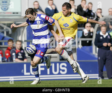 Kaspars Gorkss der Queen's Park Rangers (links) und Shefki Kuqi des Crystal Palace (rechts) kämpfen während des Coca-Cola Championship-Spiels in der Loftus Road, London, um den Ball. Stockfoto