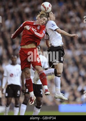 Fußball - Barclays Premier League - Fulham gegen Liverpool - Craven Cottage. Liverpools Fernando Torres (links) und Fulhams Simon Davies (rechts) kämpfen um den Ball in der Luft. Stockfoto