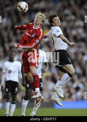 Liverpools Fernando Torres (links) und Fulhams Simon Davies (rechts) kämpfen um den Ball in der Luft. Stockfoto