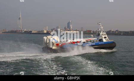 Ein HoverTravel Hovercraft überquert den Solent von Ryde auf der Isle of Wight nach Southsea, Portsmouth. Stockfoto