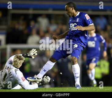 Cameron Jerome (rechts) von Birmingham City hat einen Torschuss Gerettet durch Wolverhampton Wanderers Torhüter Wayne Hennessey (links) Stockfoto