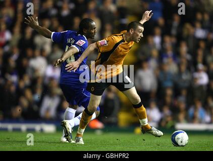 Fußball - Coca-Cola Championship - Birmingham City / Wolverhampton Wanderers - St Andrew's Stadium. Cameron Jerome (links) von Birmingham City und David Jones von Wolverhampton Wanderers (rechts) kämpfen um den Ball Stockfoto