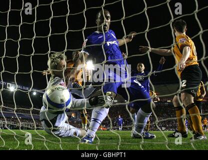 Cameron Jerome (Mitte) von Birmingham City trifft das erste Tor Wolverhampton Wanderers' Torwart Wayne Hennessey (links) Stockfoto