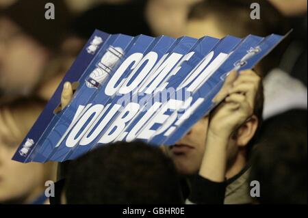 Fußball - Coca-Cola Championship - Birmingham City / Wolverhampton Wanderers - St Andrew's Stadium. Ein Fan von Birmingham City hält ein Schild „Come On You Blues“ hoch Stockfoto