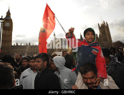 Tamilische Demonstranten besetzen heute Morgen weiterhin den Londoner Parliament Square, um einen sofortigen Waffenstillstand in Sri Lanka zu fordern. Stockfoto