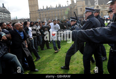 Polizeibeamte halten tamilische Demonstranten zurück, während sie heute Morgen den Londoner Parlamentsplatz besetzen, um einen sofortigen Waffenstillstand in Sri Lanka zu fordern. Stockfoto