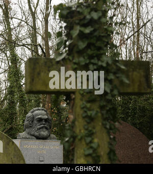 Eine Ansicht des Grabes des marxistischen Philosophen Karl Marx (1818-1883) auf dem Highgate Cemetery East in Highgate, Nord-London. Stockfoto