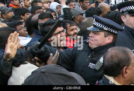 Tamilische Demonstranten fordern einen sofortigen Waffenstillstand in Sri Lanka und stoßen bei einem Protest auf dem Londoner Parliament Square auf die Polizei. Stockfoto