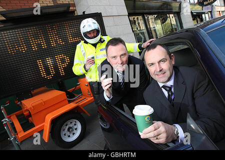 (Von links nach rechts) Garda Kevin McNulty, DMP Traffic, Dublin Castle; Chief Executive von Topaz, Eddie O'Brien und Noel Brett, Chief Executive der Road Safety Authority, starten die Driver Reviver-Kampagne in Dublin, die das Bewusstsein für Müdigkeit hinter dem Steuer schärfen wird. Stockfoto