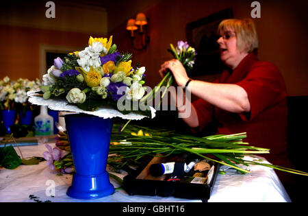 Rosie Mason, 55, der königliche Nosegay-Hersteller bereitet die Nosegays der Königin im Angel Hotel in Bury St. Edmunds vor. Die Posies werden von den Royals während des Gründonnerstags-Dienstes in der Bury St Edmunds Cathedral morgen getragen, wenn Königin Elizabeth II. Grünmünzen aushändigen wird. Stockfoto