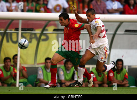 Der spanische Juan Gutierrez Moreno Juanito und der portugiesische Pedro Pauleta-Kampf Für den Ball Stockfoto