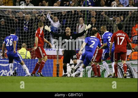 Der Chelsea-Torhüter Branislav Ivanovic (Mitte, Nummer 2) feiert das zweite Tor des Spiels, als der Liverpooler Torhüter Jose Reina (Mitte, hinten) reagiert Stockfoto