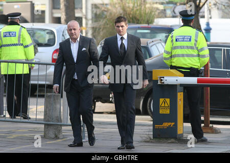 Der Fußballspieler Steven Gerrard (Mitte rechts) kommt mit einem unbekannten Mann beim North Sefton Magistrate Court in Southport an. Eine Anklagen gegen den englischen Star Steven Gerrard wurden fallen gelassen, aber er steht immer noch vor einer Affray-Anklage, hörte das North Sefton Magistrate' Court heute. Stockfoto