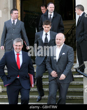 Fußballspieler Steven Gerrard (Mitte rechts) verlässt das North Sefton Magistrate Court, nachdem eine Angriffsanwaltschaft gegen ihn fallen gelassen wurde. Stockfoto