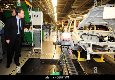 Wirtschaftsminister Lord Mandelson bei einer Besichtigung des Nissan-Automobilwerks in Sunderland. Stockfoto