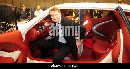 Wirtschaftsminister Lord Mandelson sitzt im Konzeptfahrzeug Qazana während einer Führung durch das Nissan-Autowerk in Sunderland. Stockfoto