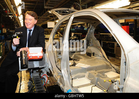 Mandelson in Sunderland. Wirtschaftsminister Lord Mandelson bei einer Besichtigung des Nissan-Automobilwerks in Sunderland. Stockfoto
