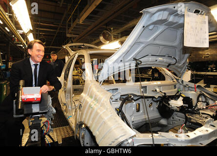 Mandelson in Sunderland. Wirtschaftsminister Lord Mandelson bei einer Besichtigung des Nissan-Automobilwerks in Sunderland. Stockfoto