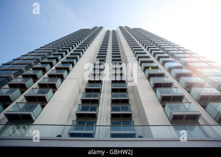 Das Pan Peninsula-Gebäude, auch bekannt als 1 Millharbour, ein zwei-Turm-Wohngebäude in der Nähe von Canary Wharf, das zum höchsten Wohngebäude in Großbritannien geworden ist. Im letzten Monat fertig gestellt, verfügt es über ein eigenes Kino und eine Cocktailbar für die Bewohner. Es hat den Titel eines höchsten Wohngebäudes von den drei Türmen des Barbican Compex in der City of London übernommen, erbaut in den 1970er Jahren. Stockfoto