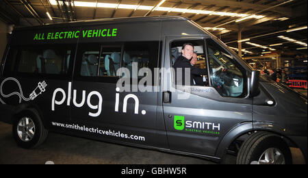 Wirtschaftsminister Lord Mandelson am Steuer eines elektrisch angetriebenen Transporters bei einem Besuch bei Smith Electric Vehicles, Tyne und Wear. Stockfoto