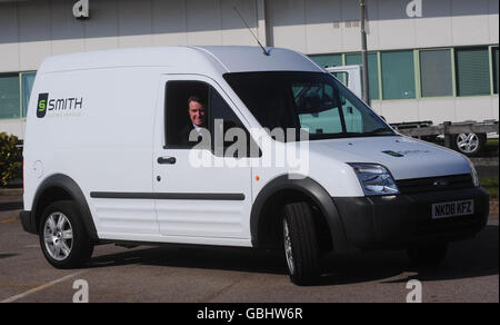 Wirtschaftsminister Lord Mandelson am Steuer eines elektrisch angetriebenen Smith Amphere Light Van während eines Besuchs bei Smith Electric Vehicles, Tyne and Wear. Stockfoto