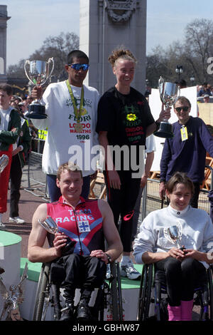 Die Sieger des London-Marathons (im Uhrzeigersinn von links oben), der Mexikaner Dionicio Ceron und der Briten Liz McColgan, Tanni Grey und David Holding mit ihren Trophäen. Stockfoto