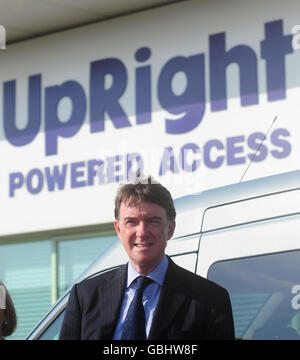 Wirtschaftsminister Lord Mandelson bei einem Besuch bei Smith Electric Vehicles, Tyne and Wear Stockfoto