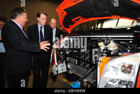 Wirtschaftsminister Lord Mandelson spricht mit Roy Stanley, dem Vorsitzenden von Tanfield (links), während eines Besuchs bei Smith Electric Vehicles, Tyne und Wear. Stockfoto