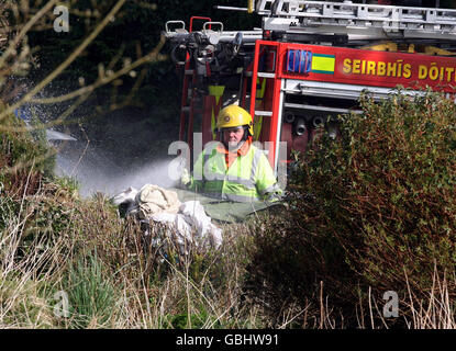 Ein Feuerwehrmann bei einem Hausbrand in Killygordon. Zwei Menschen wurden bei einem Hausbrand in Co Donegal getötet, bestätigte heute gardai. Der Brand in einem Hotel in Cavan Lower, Killygordon, brach gestern Abend vor 22 Uhr aus. Stockfoto