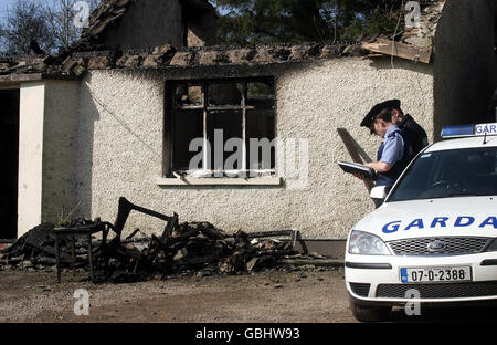 Irische Polizei am Ort eines Hausbrands in Killygordon. Zwei Menschen wurden bei einem Hausbrand in Co Donegal getötet, bestätigte heute gardai. Der Brand in einem Hotel in Cavan Lower, Killygordon, brach gestern Abend vor 22 Uhr aus. Stockfoto