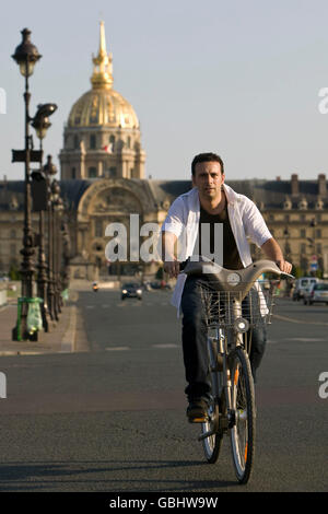 Ein Mann fährt eine Velib' Fahrrad auf der Esplanade des Invalides in Paris, Frankreich, 15. Juli 2007. Stockfoto