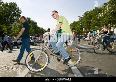 Ein Mann fährt eine Velib' Fahrrad über die Champs-Elysees in Paris, Frankreich, 15. Juli 2007. Stockfoto
