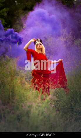 Blonde romantische Fee Elfe Modell in Wiese mit mit gold lila rose Krone Kopfschmuck, kontemplative, dramatische Stockfoto