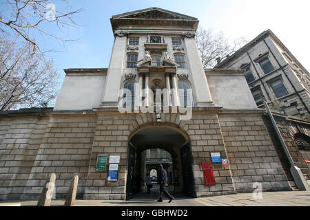 Eine allgemeine Ansicht des Eingangs zum St. Bartholomäus Krankenhaus, das vom NHS betrieben wird. Stockfoto