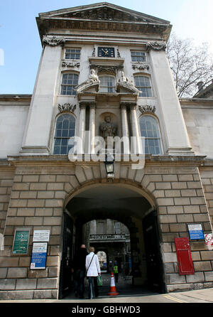 Eine allgemeine Ansicht des Eingangs zum St. Bartholomew's Hospital, dem ältesten noch erhaltenen Krankenhaus des Landes. Es wurde im 12. Jahrhundert von Rahere, einem bevorzugten Höfling von König Heinrich I., gegründet und ist seitdem ein Krankenhaus. Der Haupteingang, der auf dem Foto zu sehen ist, ist das Henry VIII Tor, das 1702 fertiggestellt wurde und die einzige öffentliche Statue von Henry VIII in London enthält. An anderer Stelle an der Krankenhauswand ist eine Gedenktafel angebracht, die an den Ort der Hinrichtung von Sir William Wallace erinnert. Stockfoto