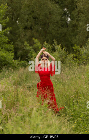 Blonde romantische Fee Elfe Modell in Wiese mit mit gold lila rose Krone Kopfschmuck, kontemplative, dramatische Stockfoto